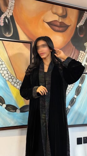 عبايه النايفه بقماش مخمل كوري بتدخيل حرير تركي مشج...