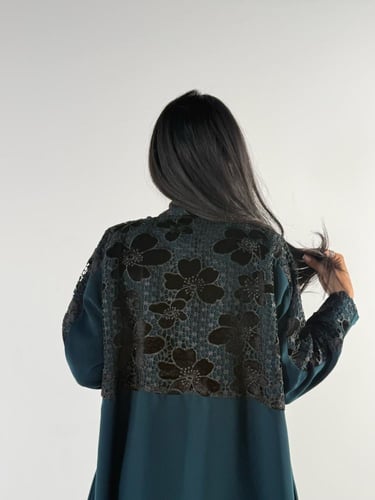 عبايه لارا كلوش بقماش كريب اندنوسي بتدخيل دانتيل