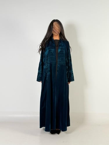 عبايه لقاء مبطنه بقماش مخمل كوري بتدخيل تطريز ناعم...