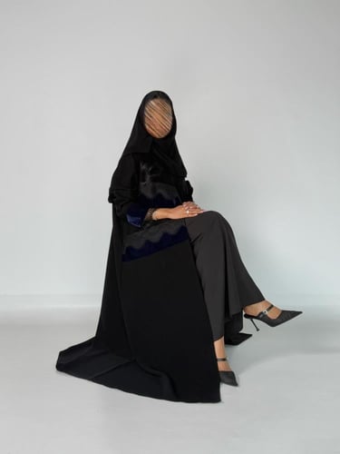 عبايه روان كلوش بقماش كريب اندنوسي بتدخيل مخمل