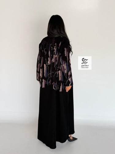 عبايه نيهاد بقماش سراميك اسود بتطريز كامل