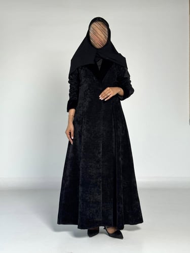 عبايه بليزراسياء شتويه بقماش مخمل تركي مع كسرات مخ...