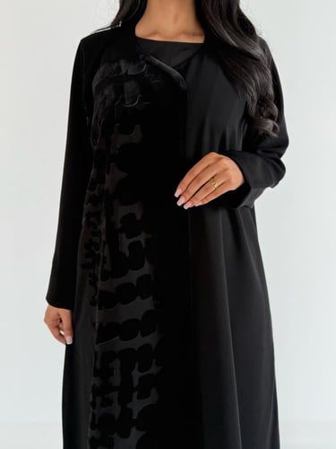 عبايه تيجان بقماش إندنوسي اسود مع مخمل كوري