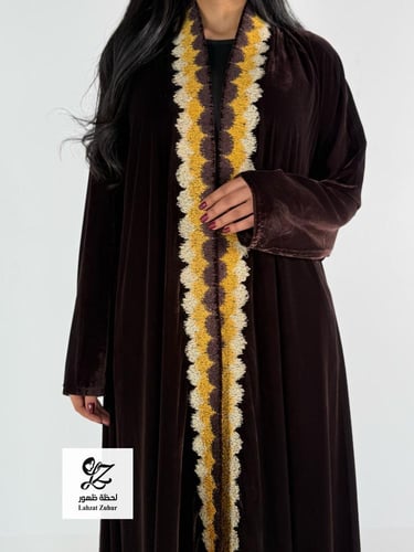 عبايه دبل كلوش بقماش مخمل كوري بني بتطريز ناعم اما...