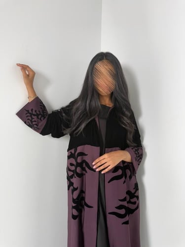 عبايه وجين كلوش بقماش مخمل بتحديد كريب اندنوسي عنا...