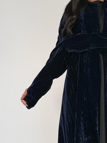 عبايه شوق كلوش بقماش مخمل مكسر خفيف بفتحه اصبع