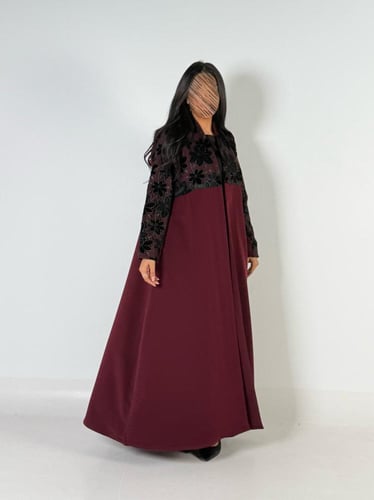 عبايه لارا كلوش بقماش كريب اندنوسي بتدخيل دانتيل ع...