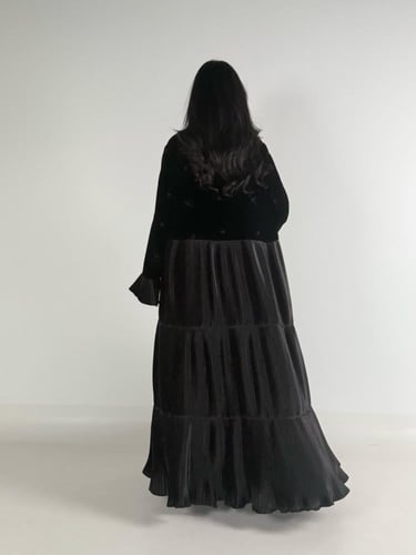 عبايه ميرال كلوش بقماش مخمل كوري مع كسرات ب الخلف