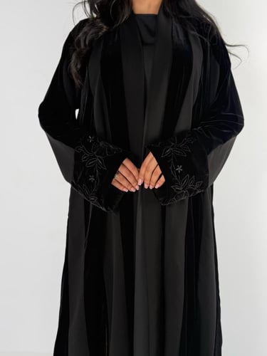 عبايه سجه كلوش تدخيل مخمل كوري شرائح مع تطريز ناعم