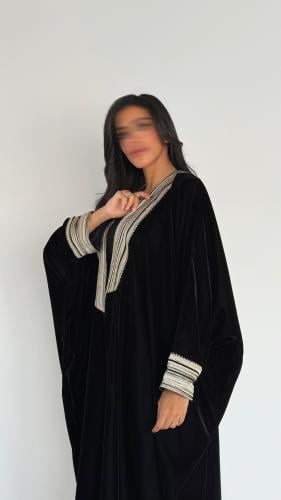 عبايه نيهال نص بشت بقماش مخمل اسود تطريز ذهبي