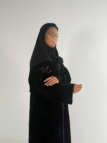عبايه وديان دبل كلوش بقماش مخمل كوري مع تطريز اسود