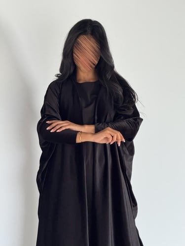 عبايه مي نص بشت فراشه بقماش مخمل