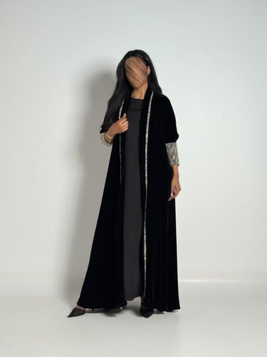 عبايه دبل كلوش بقماش مخمل كوري بتدخيل شانيل