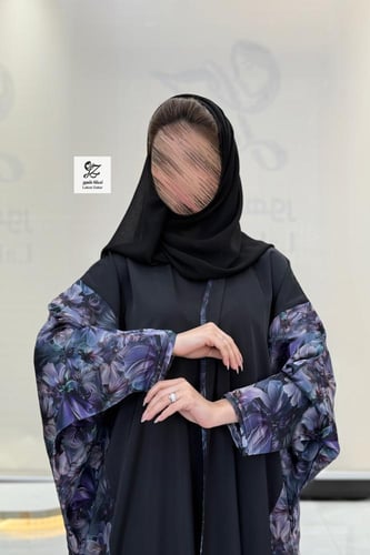 عبايه نص بشت فراشه بقماش حرير بتدخيلات شيفون مشجر...