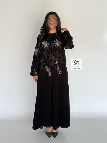 عبايه لقاء بقماش ملكي مطرز مع كرستال