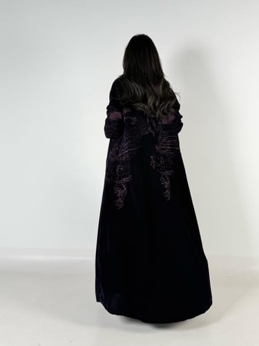 عبايه لقاء مبطنه بقماش مخمل كوري بتدخيل تطريز ناعم...