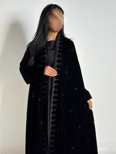 عبايه شموخ دبل كلوش بقماش مخمل بتدخيل تطريز اسود