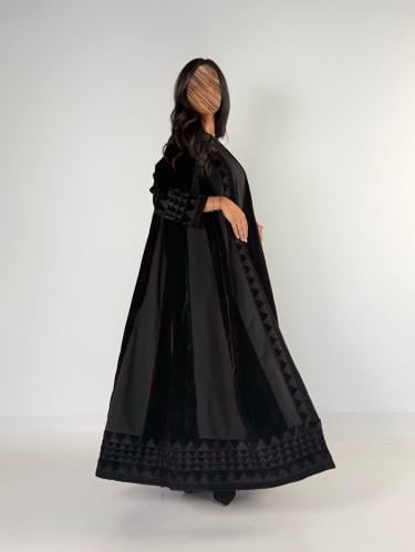 عبايه سرايا بقماش مخمل مع كريب الابداع شرائح