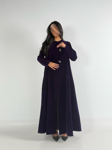 عبايه ولاء كلوش بقماش مخمل واقف مع زرار فراشه