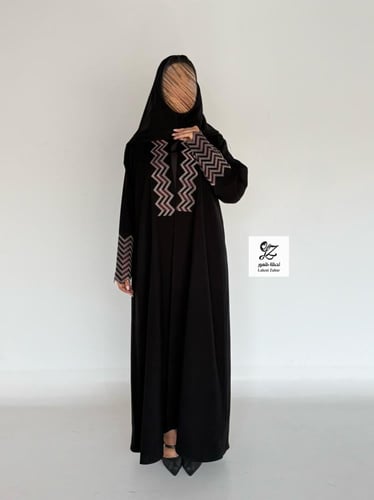 عبايه رغدكلوش بقماش سيراميك بتدخيل تطريز ناعم