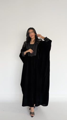 عبايه نيهال نص بشت بقماش مخمل اسود