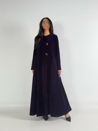 عبايه ولاء كلوش بقماش مخمل واقف مع زرار فراشه