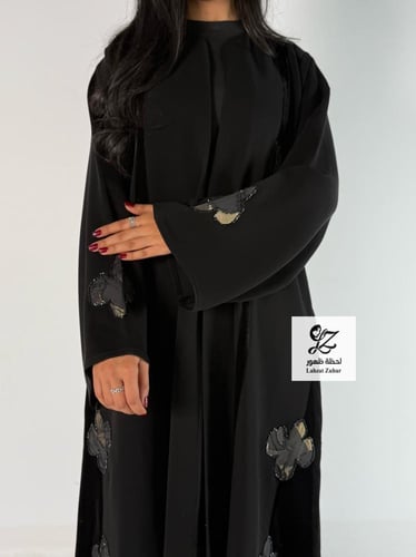 عبايه نص كلوش بتدخيل شك ناعم اسود