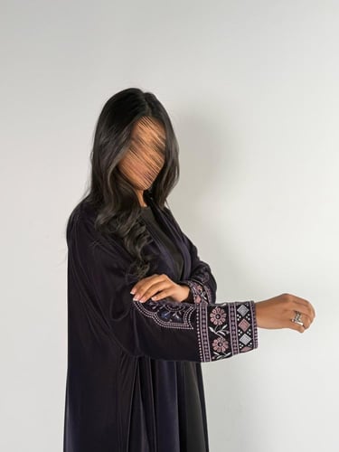 عبايه معالي كلوش بقماش مخمل مع تطريز يدوي