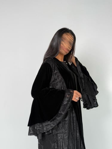 عبايه عهد كم فرنسي بقماش مخمل كوري بتدخيل دانتيل م...