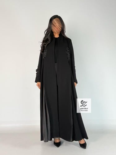 عبايه وعد بقماش كريب اندنوسي بتدخيل شك ناعم مع بكس...