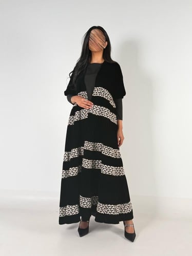 عبايه علاكلوش طبقات بقماش مخمل كوري بتدخيل شانيل