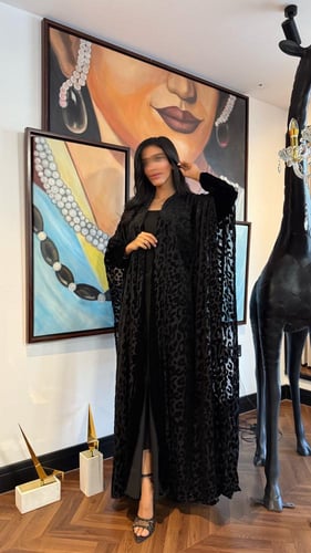 عبايه طله بقماش مخمل شتوي اسود