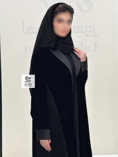 عبايه وجدان بقماش مخمل اسود بتدخيل كسرات ناعم