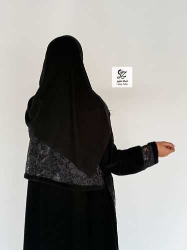 عبايه نوف كلوش بقماش ملكي اسود فاحم بتدخيل دانتيل...
