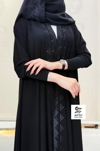عبايه نجد دبل كلوش بقماش ملكي اسود بتدخيل تطريز اس...