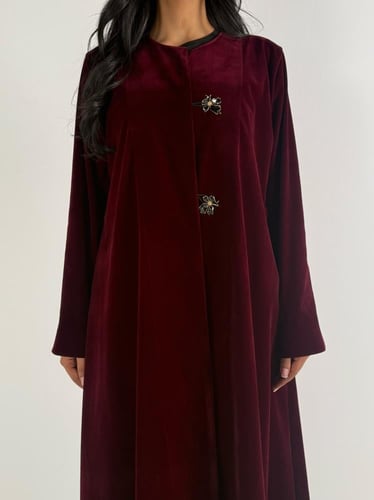 عبايه ولاء كلوش بقماش مخمل واقف مع زرار فراشه