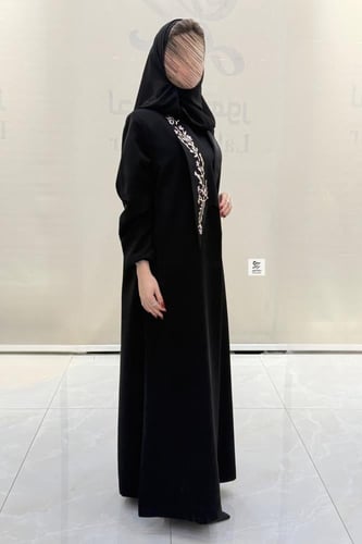 بليزر رزان بقماش رموش اسود بتدخيل تطريز ملون