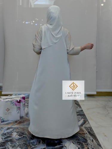 عبايه كلوش بنتكس ف الاكمام والياقه لون بيج