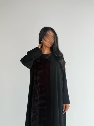 عبايه تيجان بقماش إندنوسي اسود مع مخمل كوري