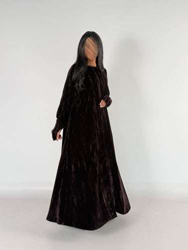 عبايه شوق كلوش بقماش مخمل مكسر خفيف بفتحه اصبع