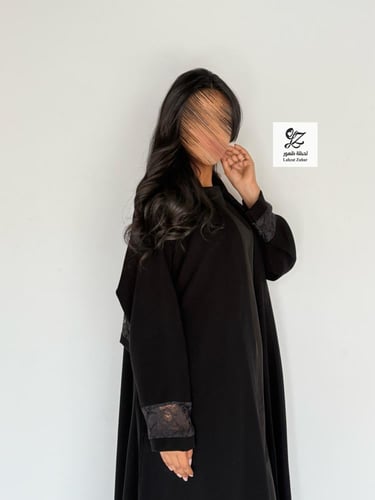 عبايه نوف كلوش بقماش ملكي اسود فاحم بتدخيل دانتيل...