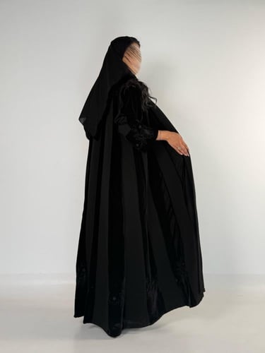 عبايه سجه كلوش تدخيل مخمل كوري شرائح مع تطريز ناعم