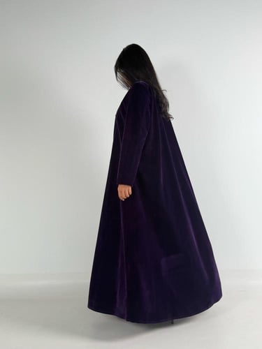 عبايه ولاء كلوش بقماش مخمل واقف مع زرار فراشه