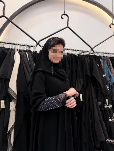 عبايه ترف كم منقط مع دانتيل