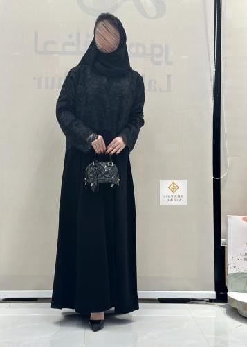 عبايه العيد بتدخيلات دانتيل روسي بقماش كريب اندنوس...