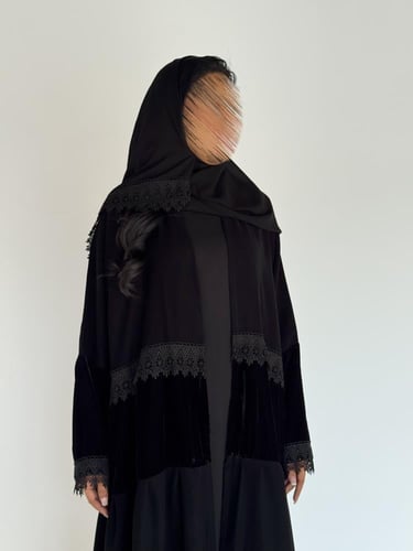 عبايه ثراء بقماش مخمل مع كريب اندونسي بتدخيل دانتي...
