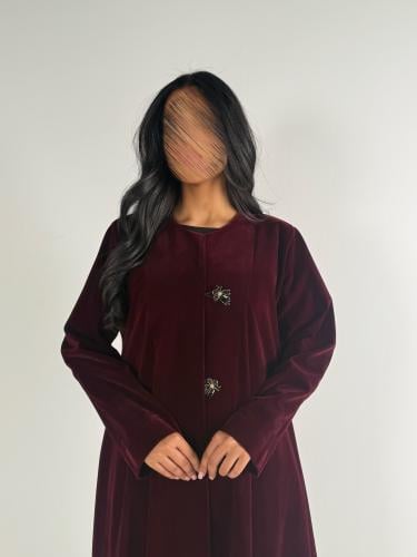 عبايه ولاء كلوش بقماش مخمل واقف مع زرار فراشه