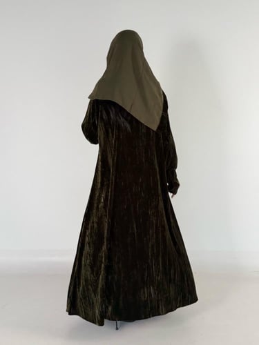 عبايه شوق كلوش بقماش مخمل مكسر خفيف بفتحه اصبع