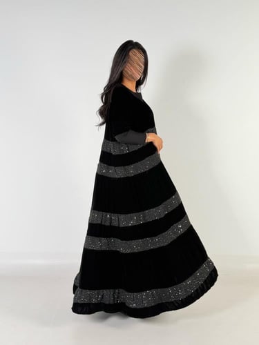 عبايه علاكلوش طبقات بقماش مخمل كوري بتدخيل شانيل ا...