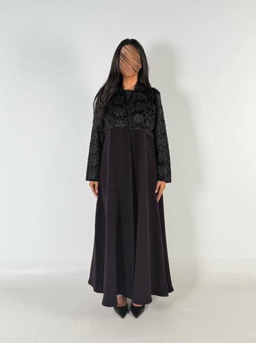 عبايه لارا كلوش بقماش كريب اندنوسي بتدخيل دانتيل